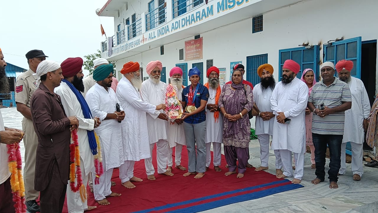 Daughter Rajni, who brought glory to the nation and the country in the World Police and Fire Games, paid obeisance at Sri Khuralgarh Sahib.